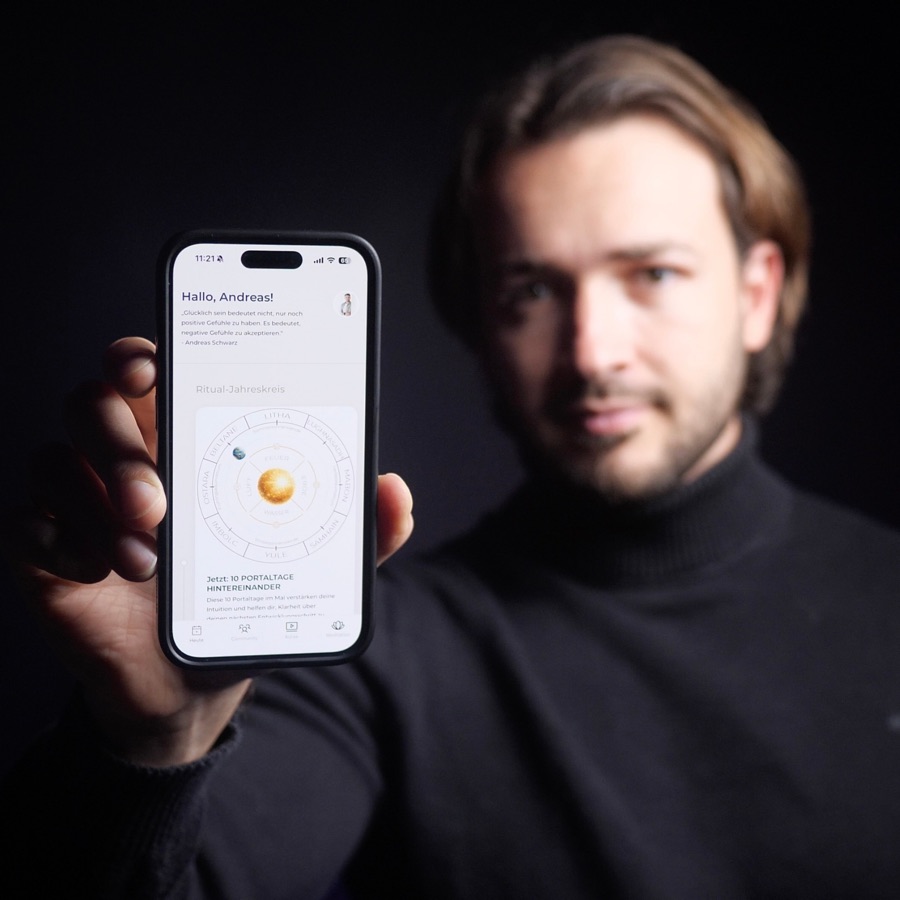 Andreas Schwarz zeigt die HigherMind App mit dem Ritual-Jahreskreis
