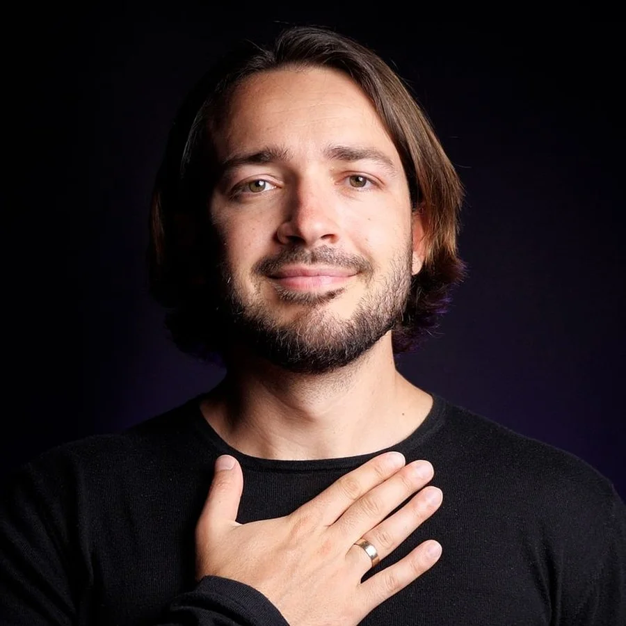 Andreas Schwarz mit der Hand auf dem Herzen