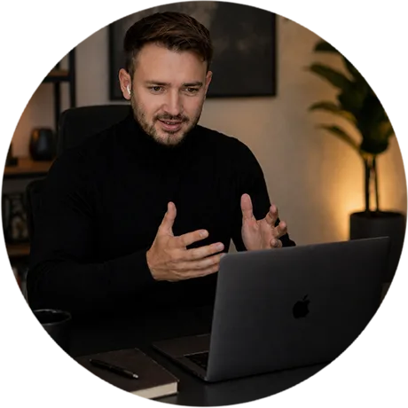 Andreas im Gespräch am Laptop