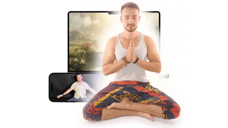 Andreas Schwarz im Meditationssitz vor einem Bildschirm mit Naturmotiv – Meditations-Webinar